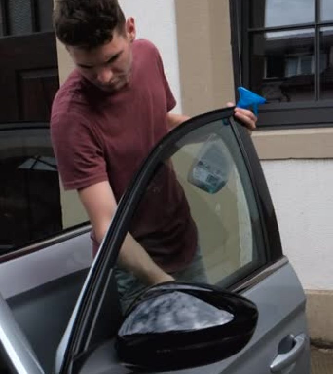 男子擦下车窗家庭轿车清扫擦拭