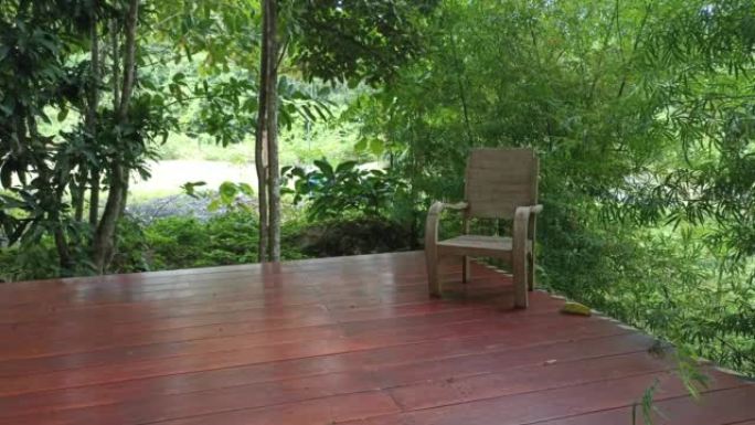 竹树花园露台上的木椅