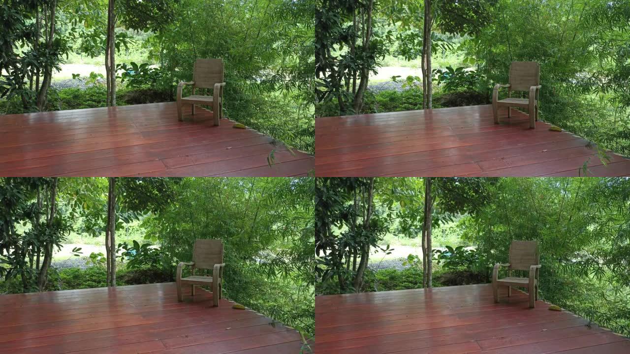 竹树花园露台上的木椅