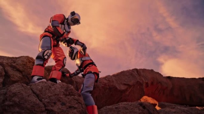 两名宇航员互相帮助爬上火星。研究外星环境
