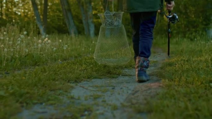 小男孩在暑假独自走着去钓鱼，穿靴子的脚特写，4K, Prores