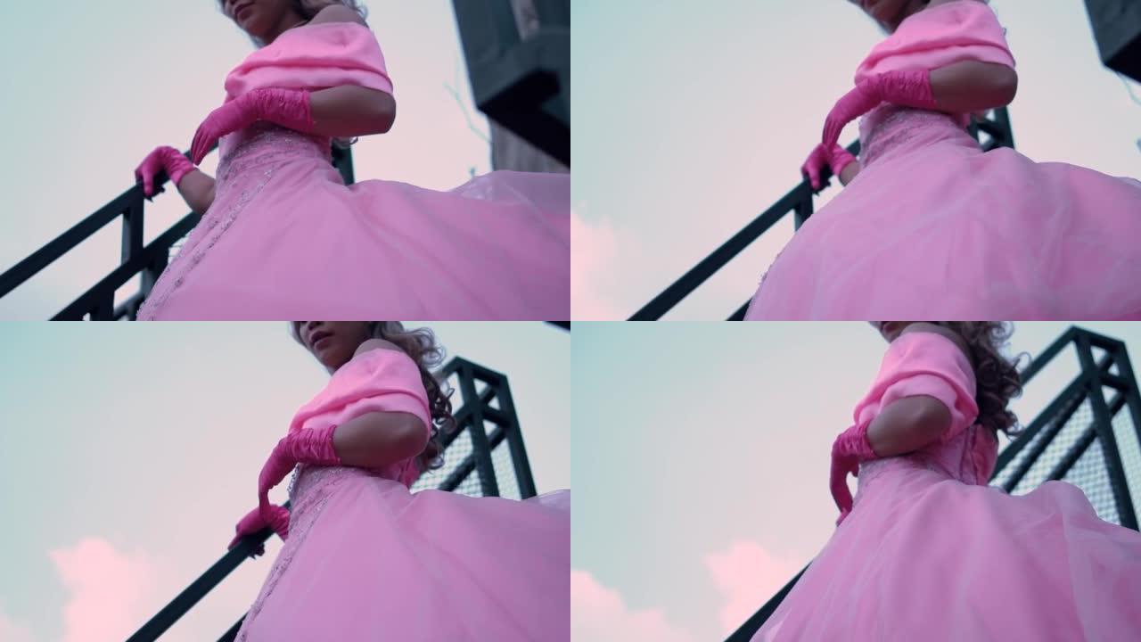 一位穿着粉红色连衣裙的公主从皇宫下楼梯