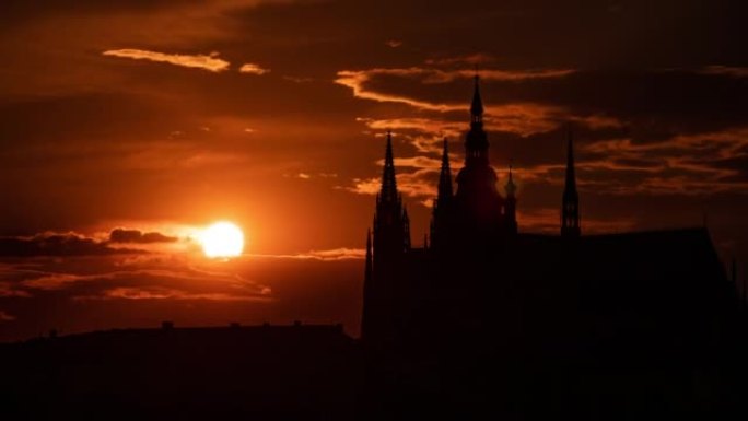 布拉格教堂后面的日落