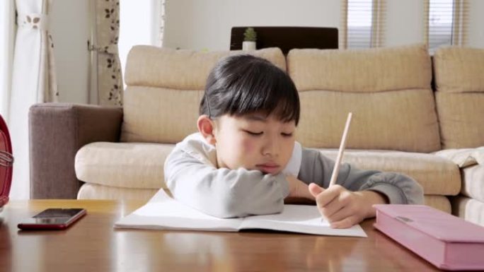 学习积极性不高的小学女生