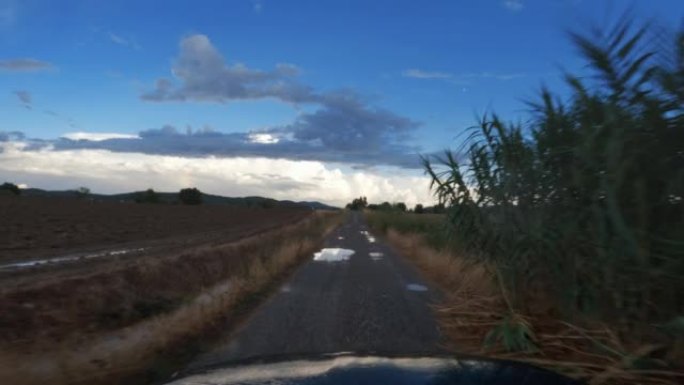 POV汽车越野驾驶: 崎rough不平的道路上的水坑和泥泞