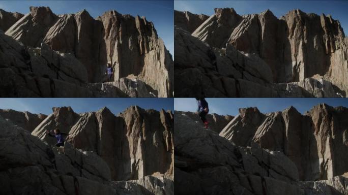 女越野跑运动员登上岩石小径，背景是阿尔卑斯山
