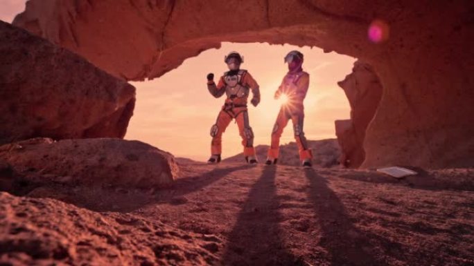 火星红色星球上的两名宇航员。跳舞和庆祝科学发现