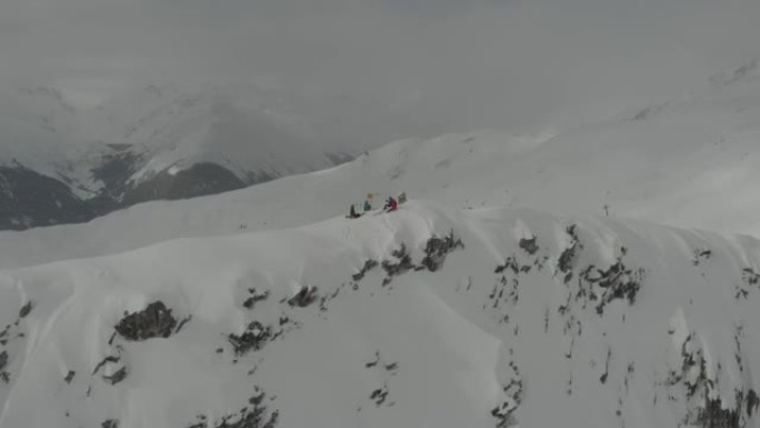 一群滑雪者在山顶上的空中无人机拍摄