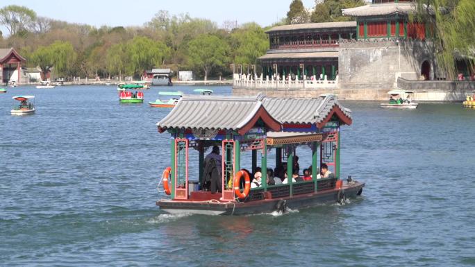 公园湖中一艘古式游船启动开向湖中驶出画面