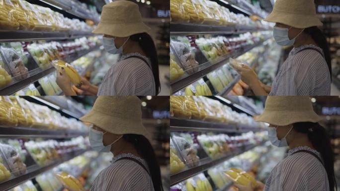 超市里的女人看着包装好的水果