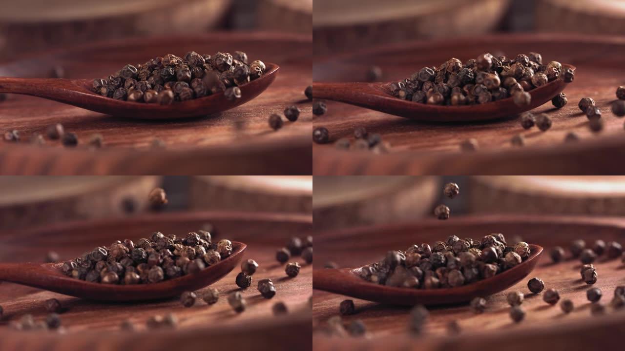 黑胡椒落在木勺上。慢动作。特写