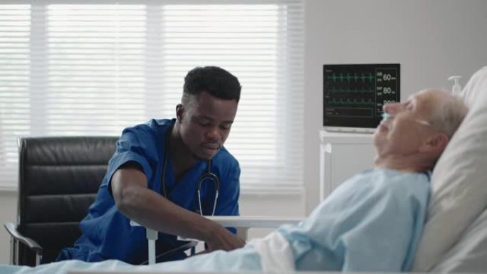 一位黑人心脏病专家医生正在与一名60-70岁的患者躺在医院的床上交谈。神经科医生正在和病人谈话。患者