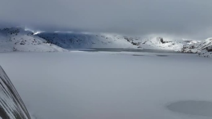 空中无人机拍摄了山区积雪覆盖的大坝