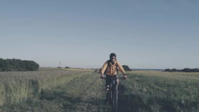 无人机视图: 男子山地自行车行动