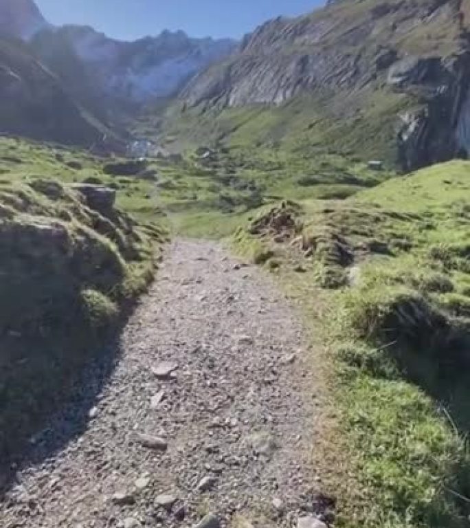 晴天通往农场的山路的平移视图