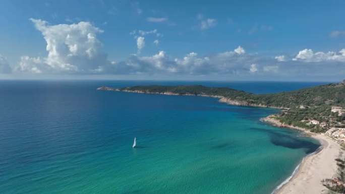 白色帆船在Cargese附近的沙滩上驶过碧蓝清澈的海水的鸟瞰图