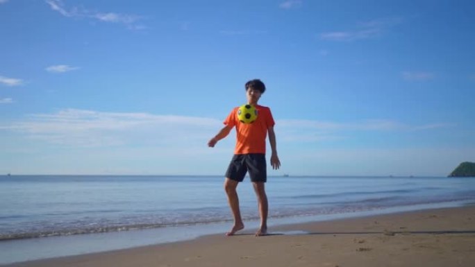 慢动作: 男子在海滩上弹跳球