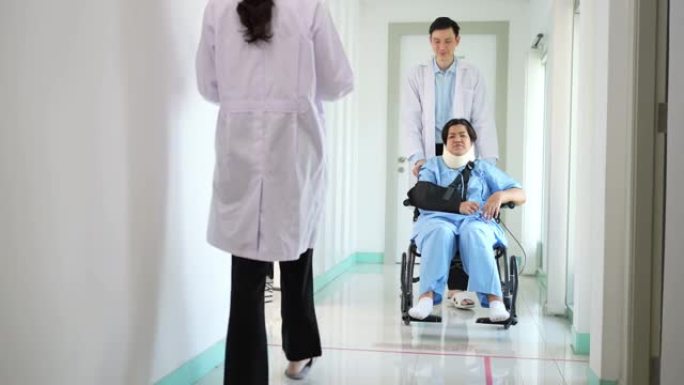 事故发生后，坐在轮椅上的亚洲女性患者与医生交谈，外科医生将患者推上轮椅，事故造成的痛苦