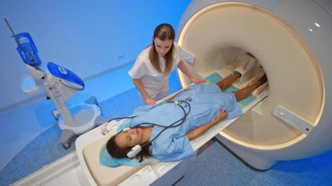 LD女患者被滑入扫描仪进行MRI脚踝扫描