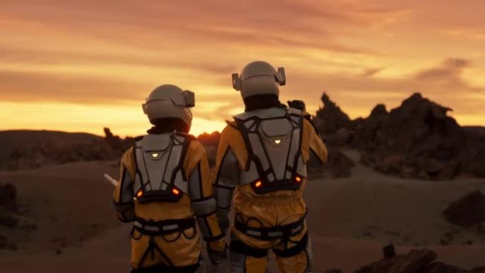 火星上的两名宇航员。牵手看风景