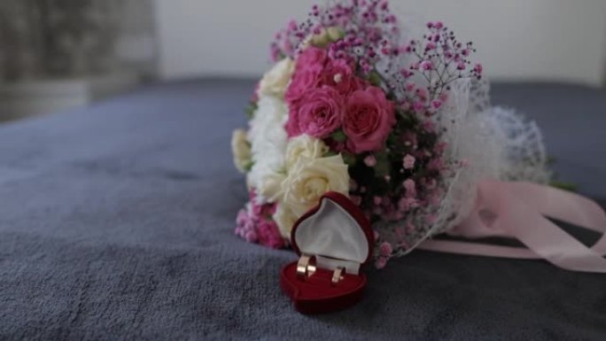 胸花和婚礼花束在床上