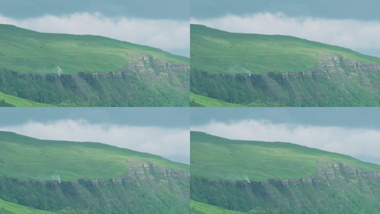 宽幅镜头-苏格兰瀑布被强风吹向，西海岸