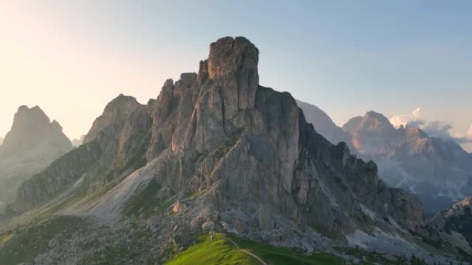 青山徒步旅行者周围的全景空中无人机飞行视频，美丽的日落场景夏天的多洛米蒂阿尔卑斯山风景。令人惊叹的G