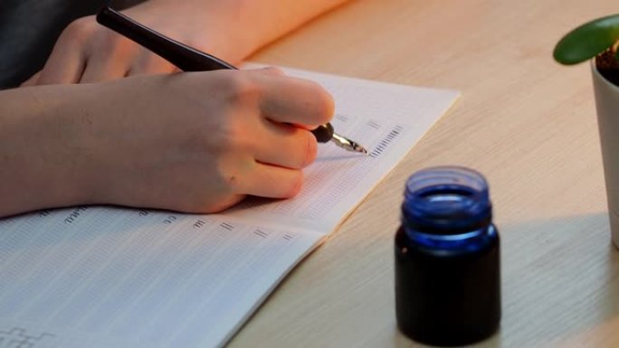 一个女孩坐在桌子旁，用钢笔和墨水写字。