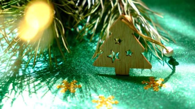 新年装饰品。木制圣诞树玩具，松木天然树枝和闪烁的灯光。节日装饰的圣诞树树枝