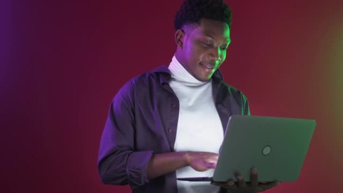 数字生活方式虚拟商务霓虹灯人笔记本电脑
