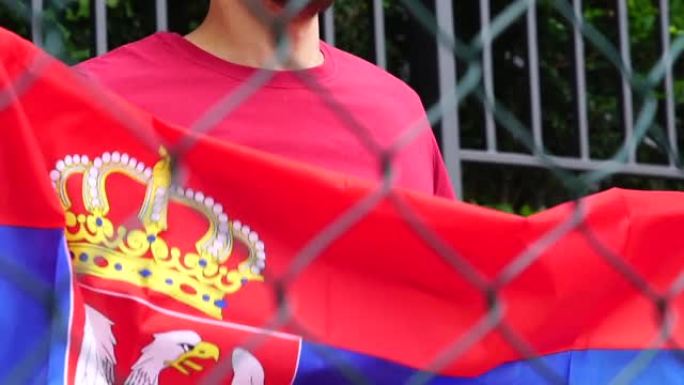 塞尔维亚球迷在户外庆祝