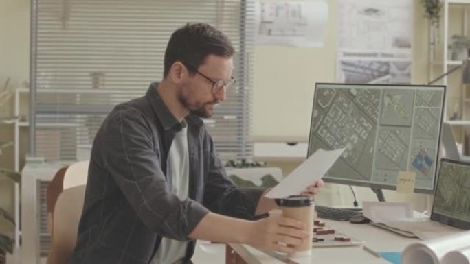 专业城市规划师在办公室检查城市地图