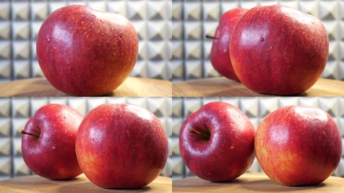 旋转木面上的两个嘎拉苹果，特写镜头。