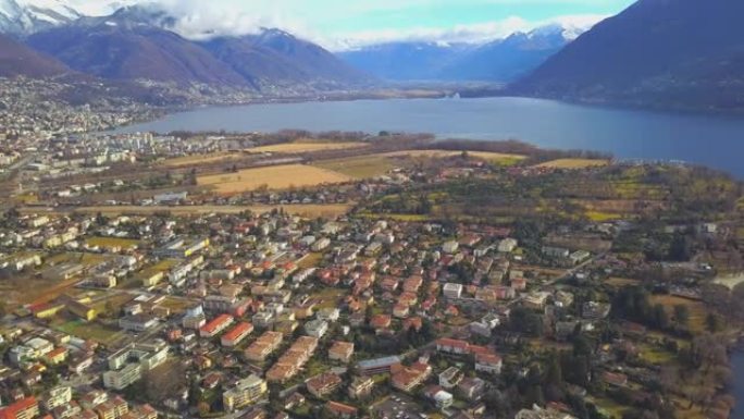 空中无人机拍摄了山区湖岸的一座城市