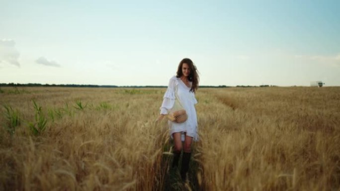 美丽的长发女士在金色的麦田上奔跑，农业地区的女士