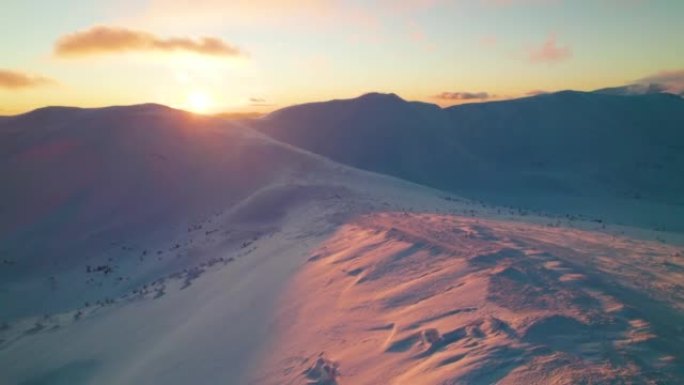 雪山的鸟瞰图日出山顶天空