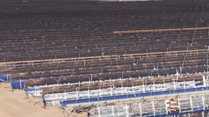 抛物线槽式太阳能发电厂的向后无人机拍摄