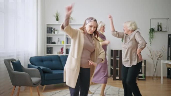 有趣的老年妇女在家跳舞，黄金岁月，健康的生活方式，活动