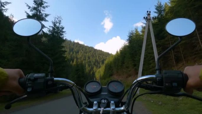 骑摩托车沿着山路的第一人称视角