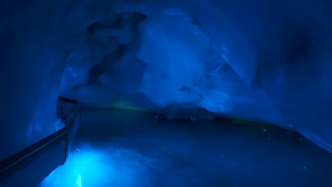 探索冰洞山洞