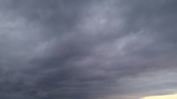 傍晚循环视频中大团灰云的背景