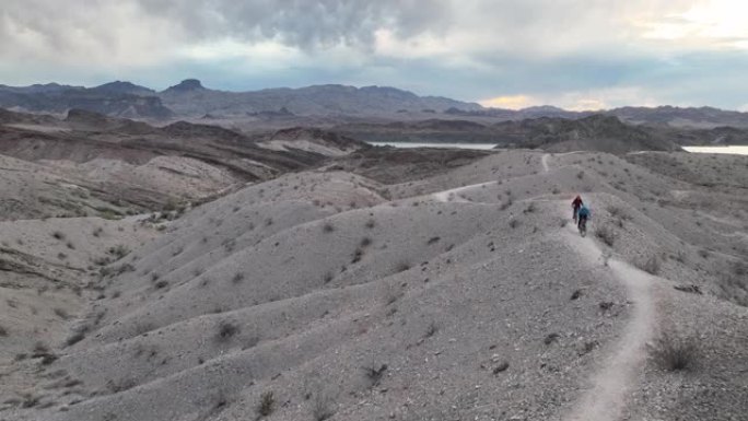 沿着沙漠路径的山地车手的鸟瞰图