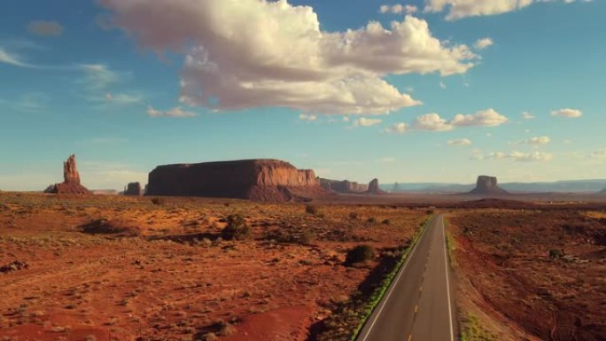 亚利桑那州纪念碑谷的无人机空中飞行视图。纳瓦霍族的红色干旱沙漠和空旷的道路