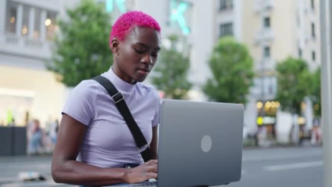 Afro woman working with a laptop in the middle of 