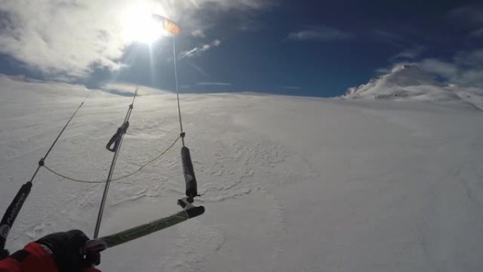 一个人在雪山上风筝冲浪的第一人称视角