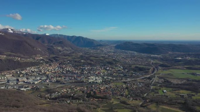 早春拍摄山区山谷的空中无人机