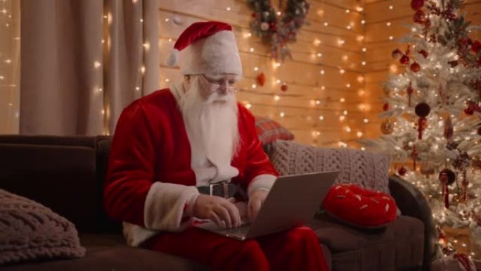 圣诞老人回复电子邮件，浏览互联网银行并在笔记本电脑上工作