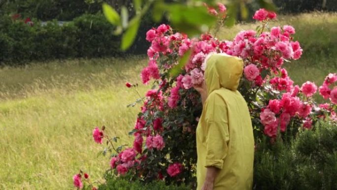女人在暴雨中走过草地