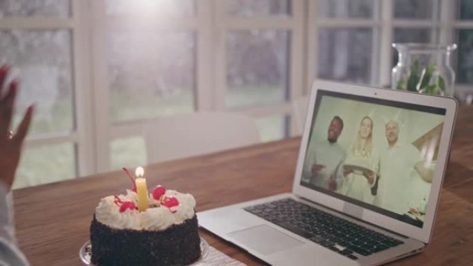 非洲族裔妇女听生日祝福做视频通话。锁定派对