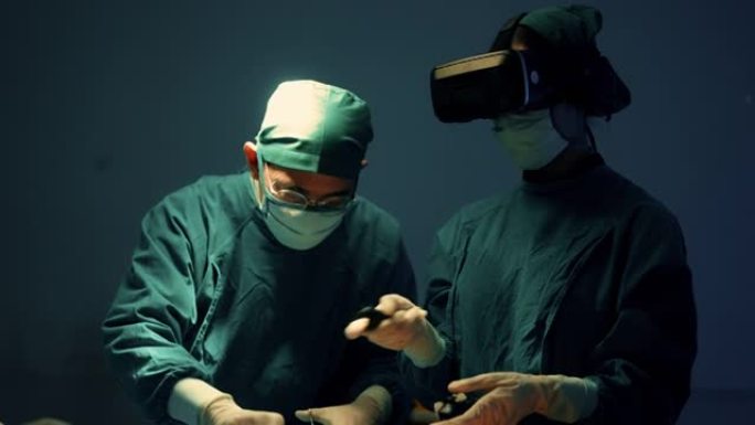 外科医生团队使用医学技术。